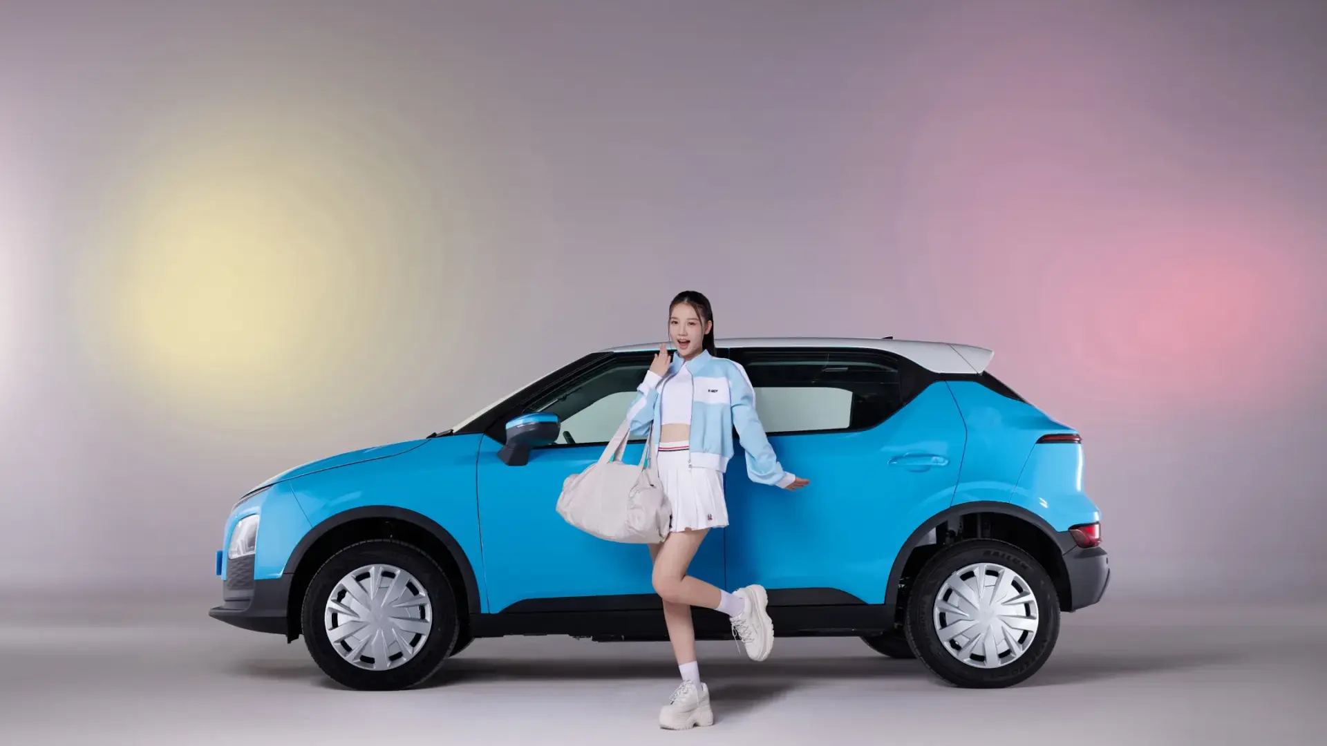 VinFast VF5 - Sky Blue - Chuyển động đa Z năng. Hơn cả một màu sắc, Sky Blue đới với Amee đại điện cho cá tính đậm nét Gen Z, chất "đa-zi-năng" và phong cách trẻ trung năng động. Mọi chuyển động cùng sắc xanh Sky Blue chính là tuyên ngôn cho thần thái khác biệt của hội Gen Z.