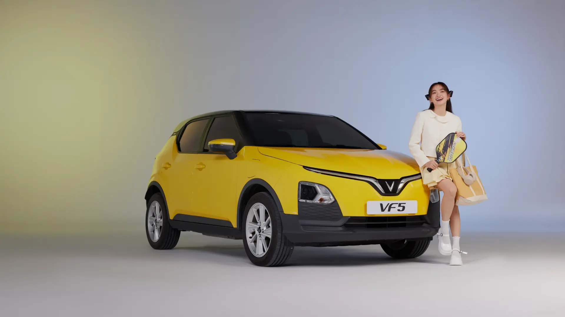 VinFast VF5 – Summer Yellow - Tự Teen đãn lối tự do. Chọn khai mở cung đường mới thay vì lối mòn rập khuôn, năng lượng từ Summer Yellow giúp Kaity tự tin vào chất trẻ trung trong mình – để tinh thần tự do phòng khoáng luôn vượt lên những rào cản không tên. Giới hạn sẽ không bao giờ nằm trong từ điển cuộc sống, một khi sắc vàng của Vinfast VF5 dẫn lối.