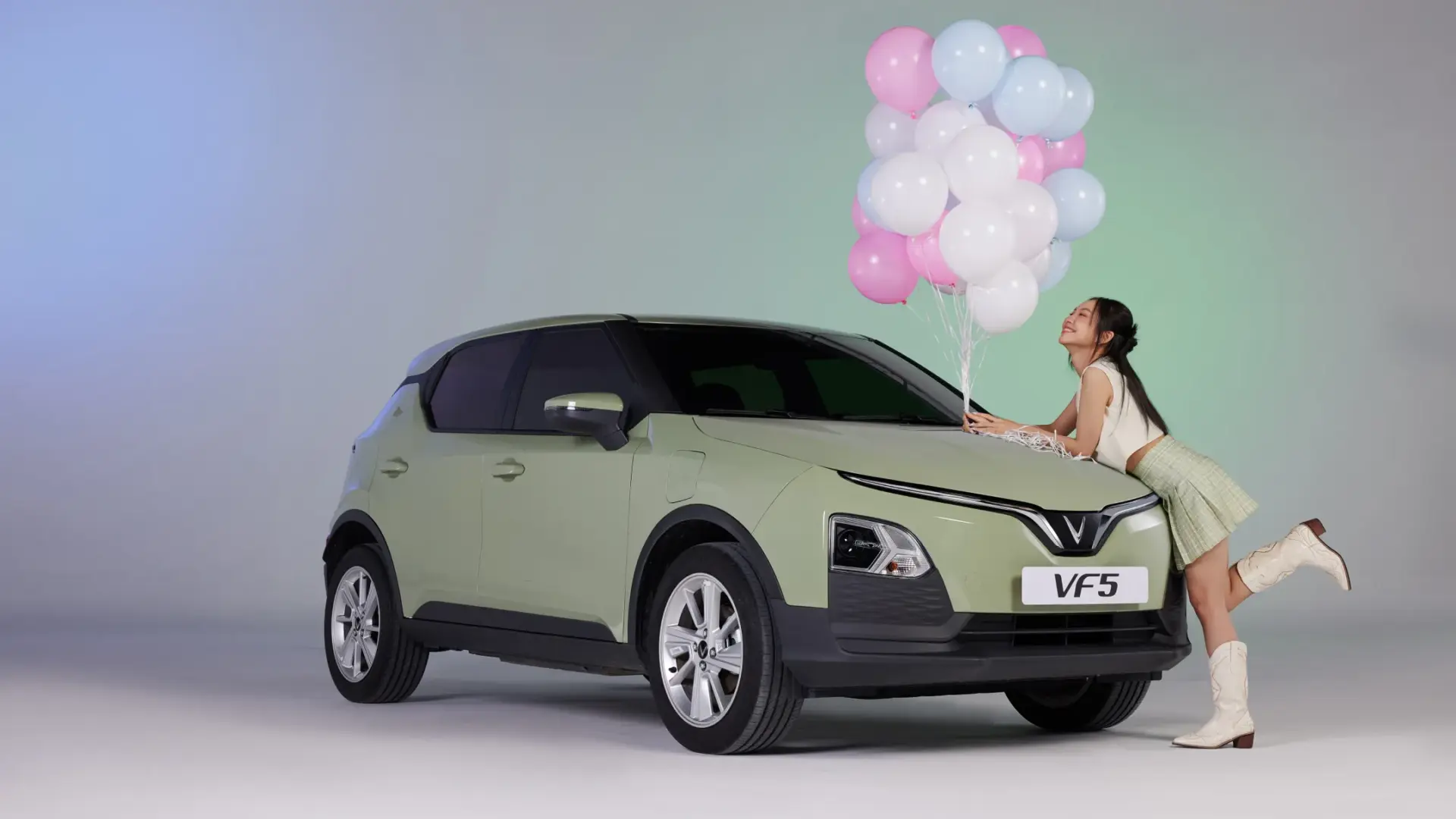 VinFast VF5 - Urban Mint - Phiêu nhịp sống xanh. Hiện đại với sắc xanh tươi mát, sống động và thân thiện với môi trường. Màu xanh Mint mang đến cho Hà cảm giác tươi mới, đầy nangwl ượng, giúp Hà tận hưởng nhịp sống đô thị một cách trọn vẹn và đầy cảm hứng.